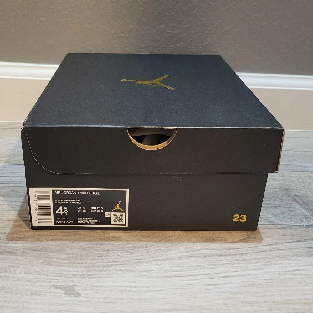 Nike Jordan 1 Mid
